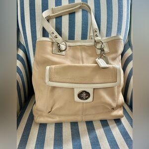 Spring!Supple pebble leather COACH
*minimal wear on ext corners.
*Boutique Bag